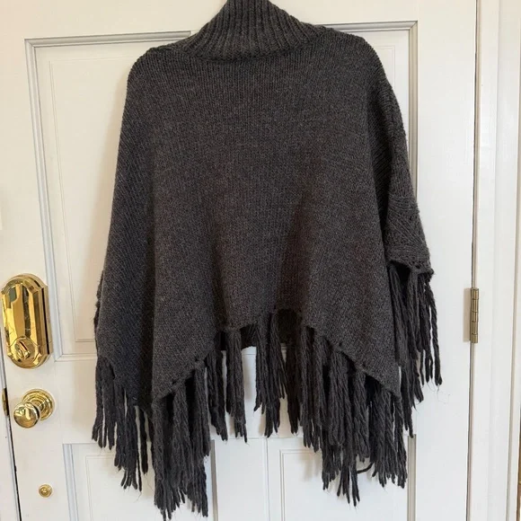 Sadie & Sage Poncho, Grey, Fringe Size M/L - Picture 4 of 7